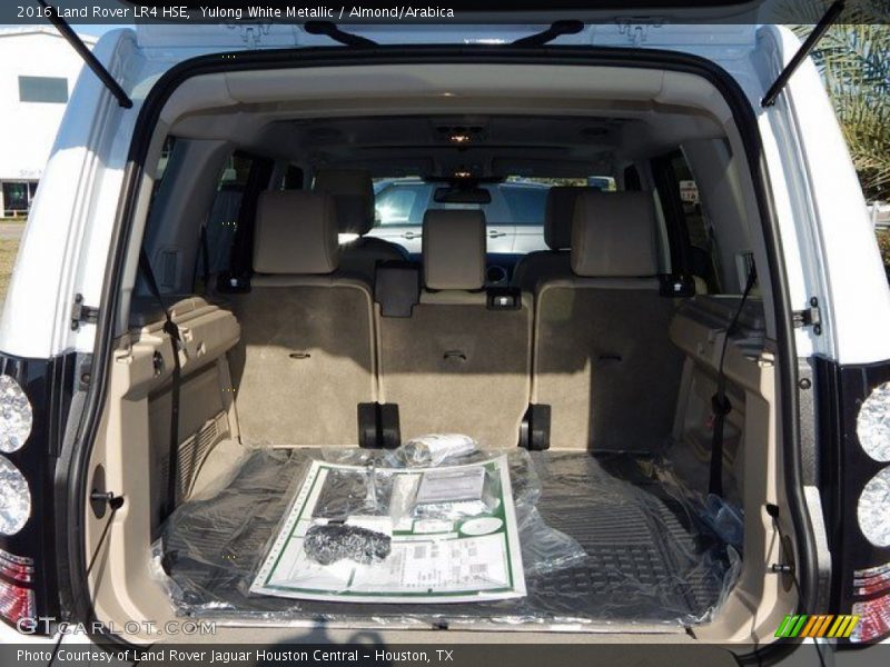 Yulong White Metallic / Almond/Arabica 2016 Land Rover LR4 HSE