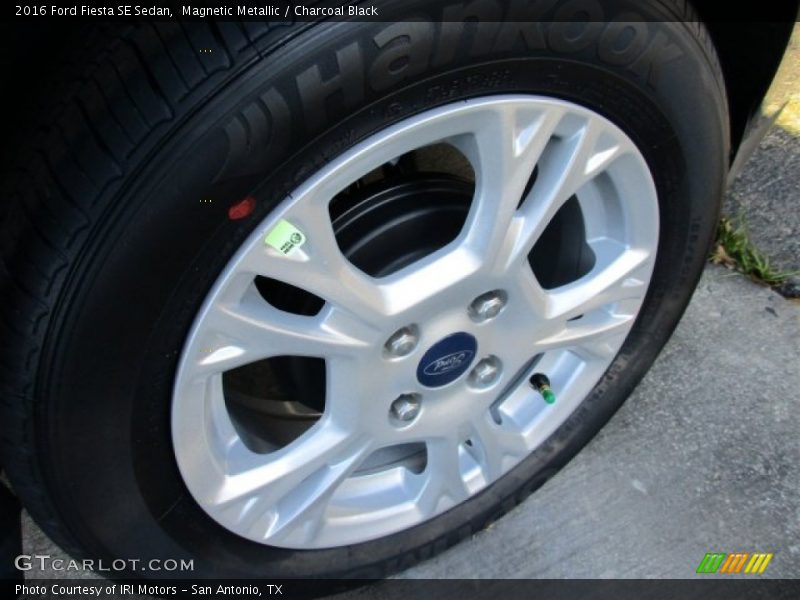 Magnetic Metallic / Charcoal Black 2016 Ford Fiesta SE Sedan