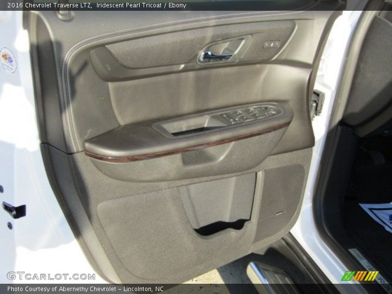 Iridescent Pearl Tricoat / Ebony 2016 Chevrolet Traverse LTZ