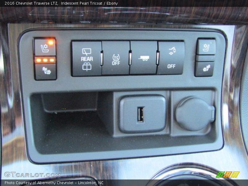 Iridescent Pearl Tricoat / Ebony 2016 Chevrolet Traverse LTZ