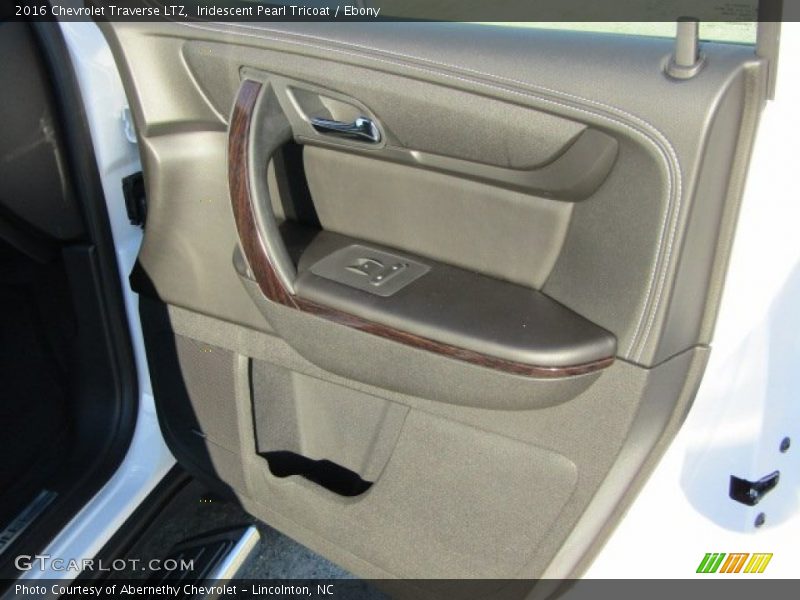 Iridescent Pearl Tricoat / Ebony 2016 Chevrolet Traverse LTZ