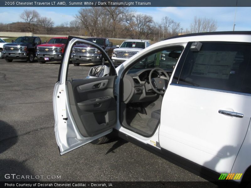 Summit White / Dark Titanium/Light Titanium 2016 Chevrolet Traverse LT AWD