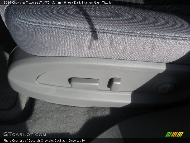 Summit White / Dark Titanium/Light Titanium 2016 Chevrolet Traverse LT AWD