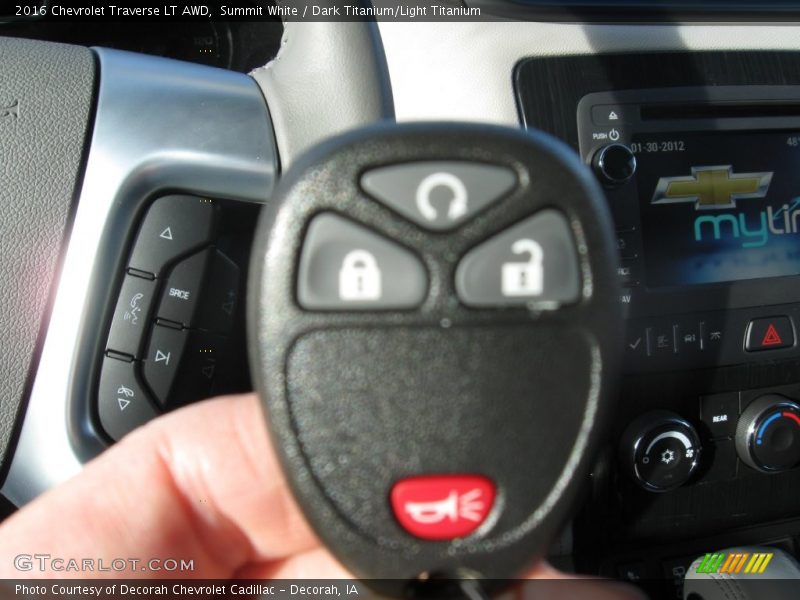 Summit White / Dark Titanium/Light Titanium 2016 Chevrolet Traverse LT AWD