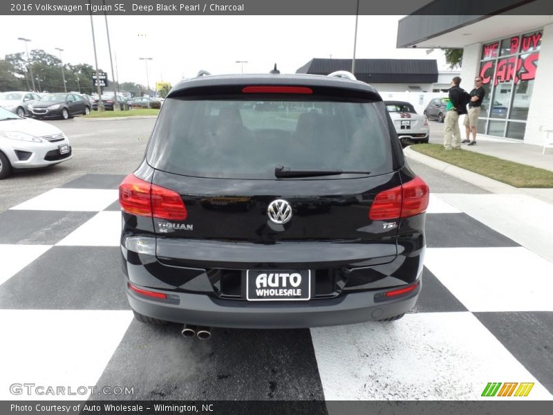 Deep Black Pearl / Charcoal 2016 Volkswagen Tiguan SE