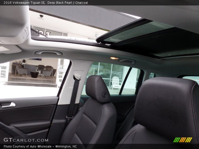 Deep Black Pearl / Charcoal 2016 Volkswagen Tiguan SE