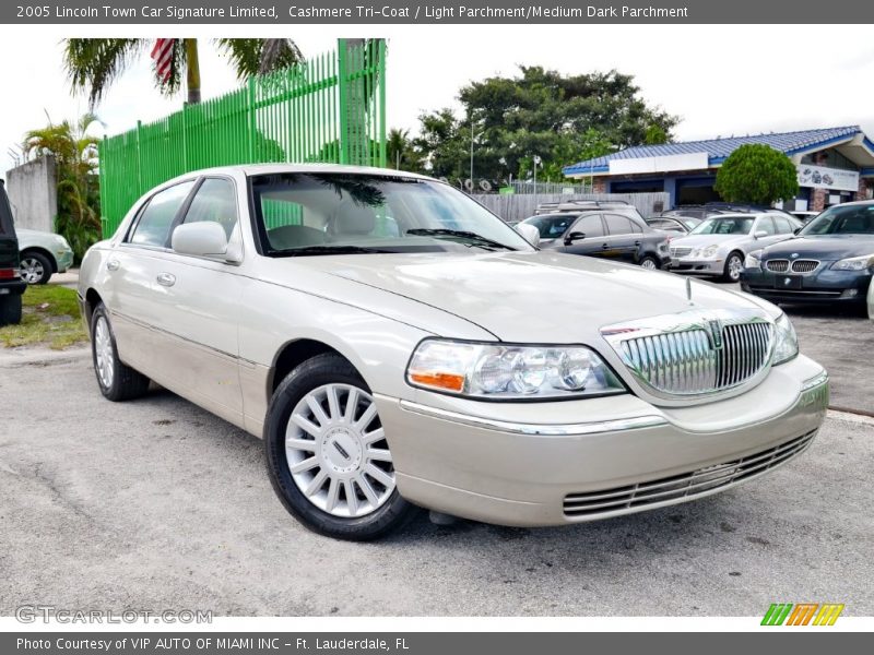 Cashmere Tri-Coat / Light Parchment/Medium Dark Parchment 2005 Lincoln Town Car Signature Limited