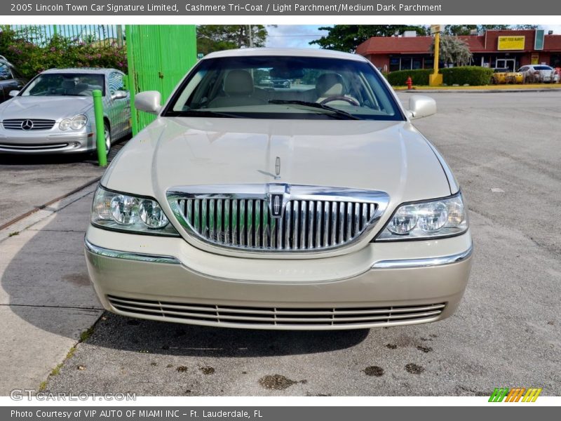 Cashmere Tri-Coat / Light Parchment/Medium Dark Parchment 2005 Lincoln Town Car Signature Limited