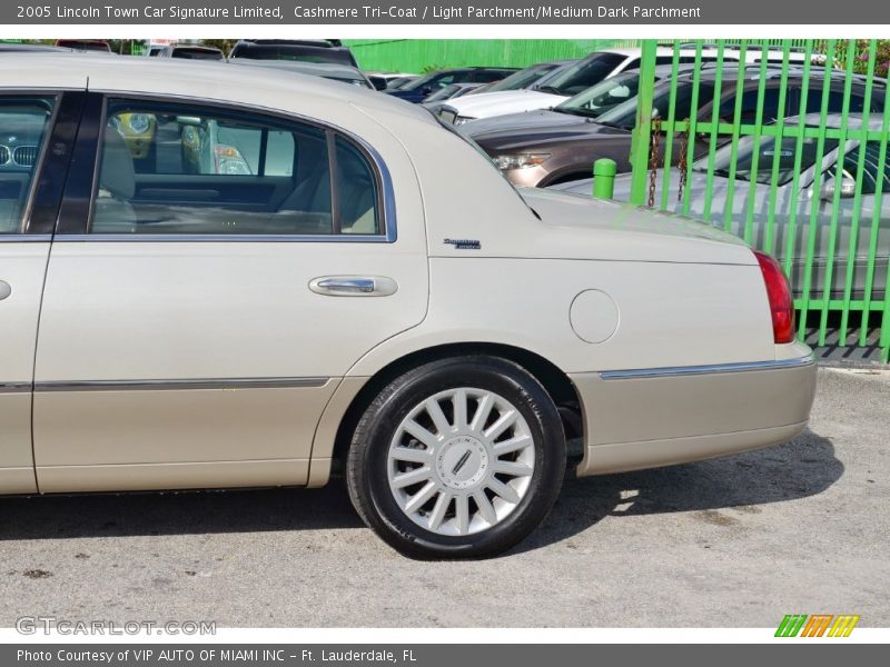 Cashmere Tri-Coat / Light Parchment/Medium Dark Parchment 2005 Lincoln Town Car Signature Limited