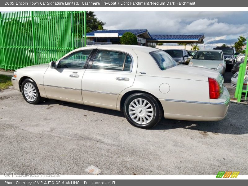 Cashmere Tri-Coat / Light Parchment/Medium Dark Parchment 2005 Lincoln Town Car Signature Limited