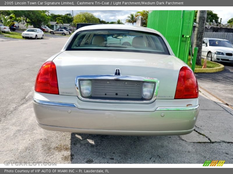 Cashmere Tri-Coat / Light Parchment/Medium Dark Parchment 2005 Lincoln Town Car Signature Limited