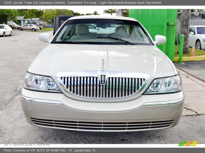 Cashmere Tri-Coat / Light Parchment/Medium Dark Parchment 2005 Lincoln Town Car Signature Limited