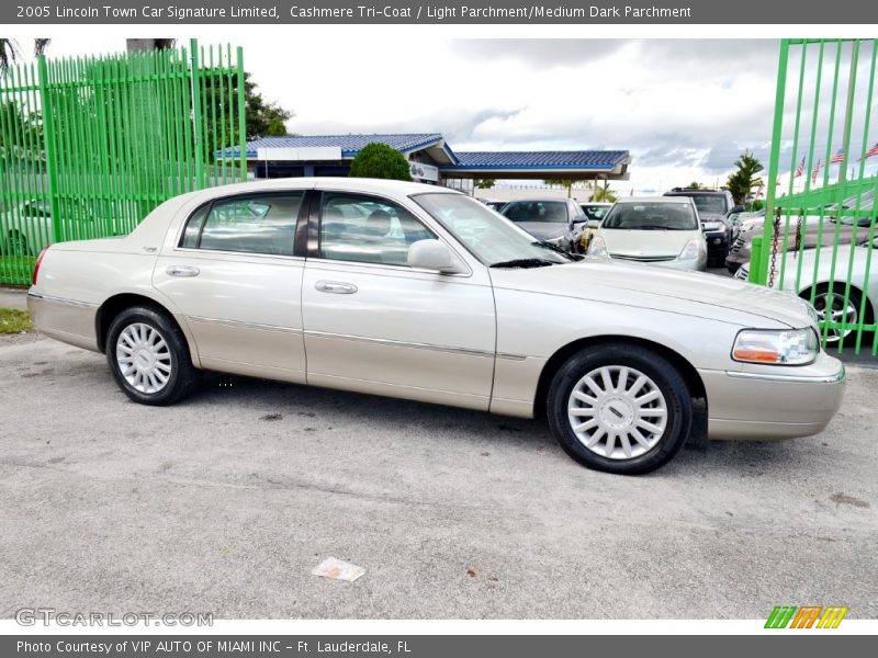 Cashmere Tri-Coat / Light Parchment/Medium Dark Parchment 2005 Lincoln Town Car Signature Limited