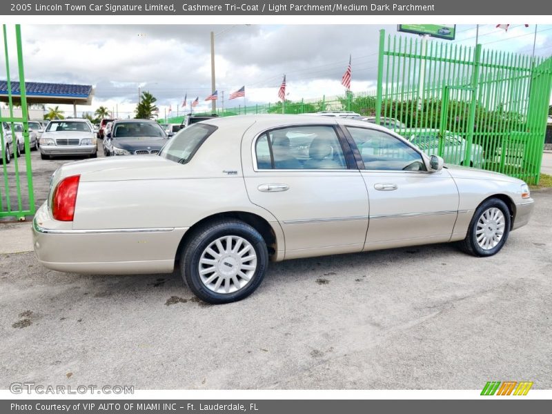 Cashmere Tri-Coat / Light Parchment/Medium Dark Parchment 2005 Lincoln Town Car Signature Limited