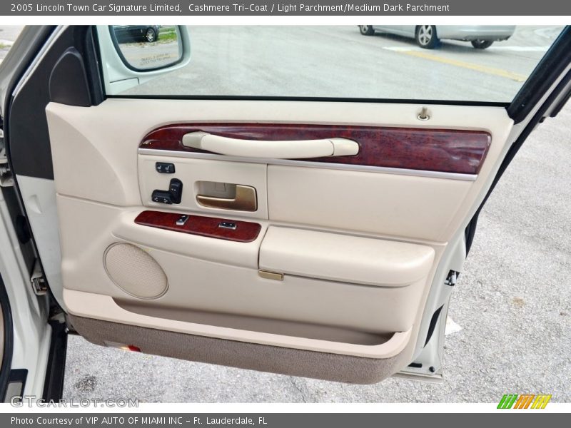 Cashmere Tri-Coat / Light Parchment/Medium Dark Parchment 2005 Lincoln Town Car Signature Limited