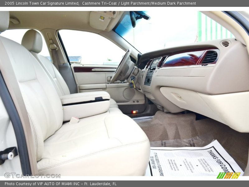 Cashmere Tri-Coat / Light Parchment/Medium Dark Parchment 2005 Lincoln Town Car Signature Limited