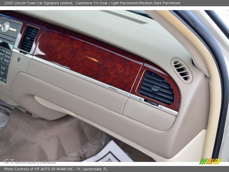 Cashmere Tri-Coat / Light Parchment/Medium Dark Parchment 2005 Lincoln Town Car Signature Limited