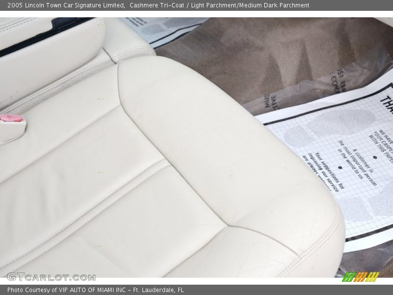 Cashmere Tri-Coat / Light Parchment/Medium Dark Parchment 2005 Lincoln Town Car Signature Limited