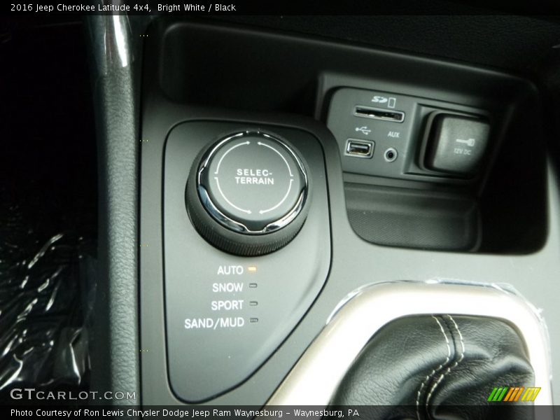 Bright White / Black 2016 Jeep Cherokee Latitude 4x4