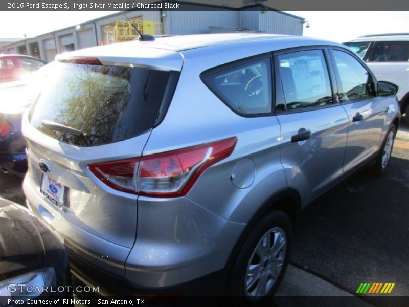Ingot Silver Metallic / Charcoal Black 2016 Ford Escape S