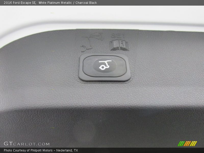 White Platinum Metallic / Charcoal Black 2016 Ford Escape SE