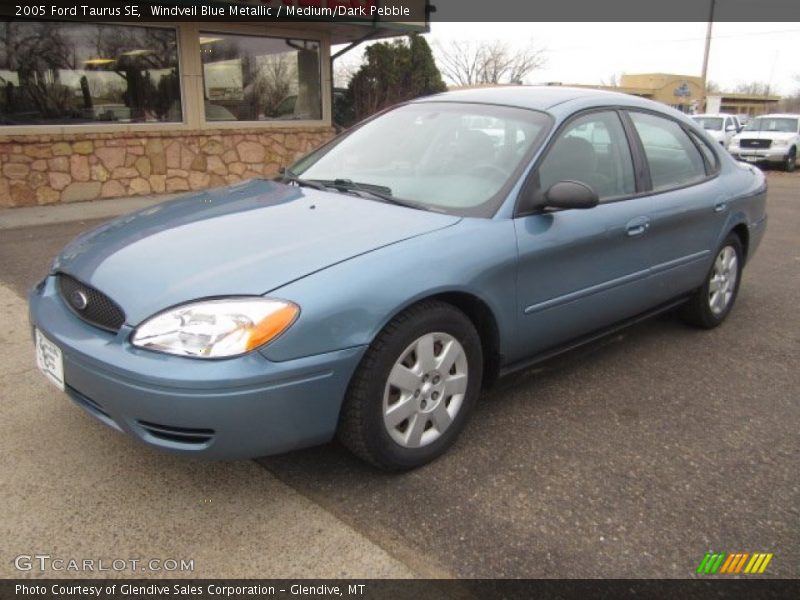 Front 3/4 View of 2005 Taurus SE