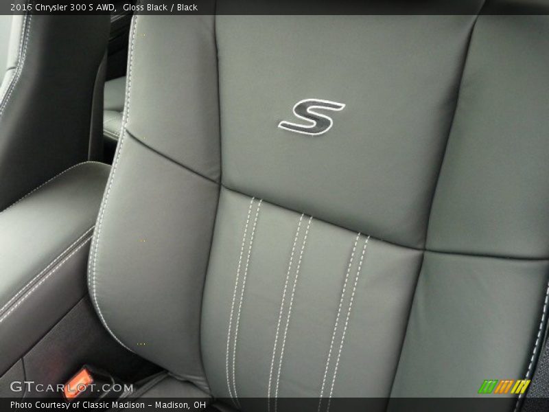 Gloss Black / Black 2016 Chrysler 300 S AWD