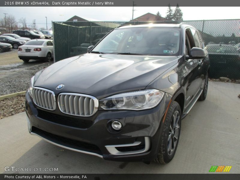 Front 3/4 View of 2016 X5 xDrive40e