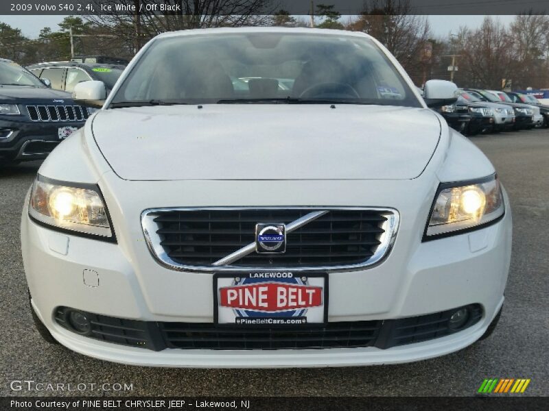 Ice White / Off Black 2009 Volvo S40 2.4i