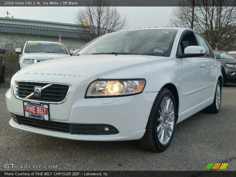 Ice White / Off Black 2009 Volvo S40 2.4i