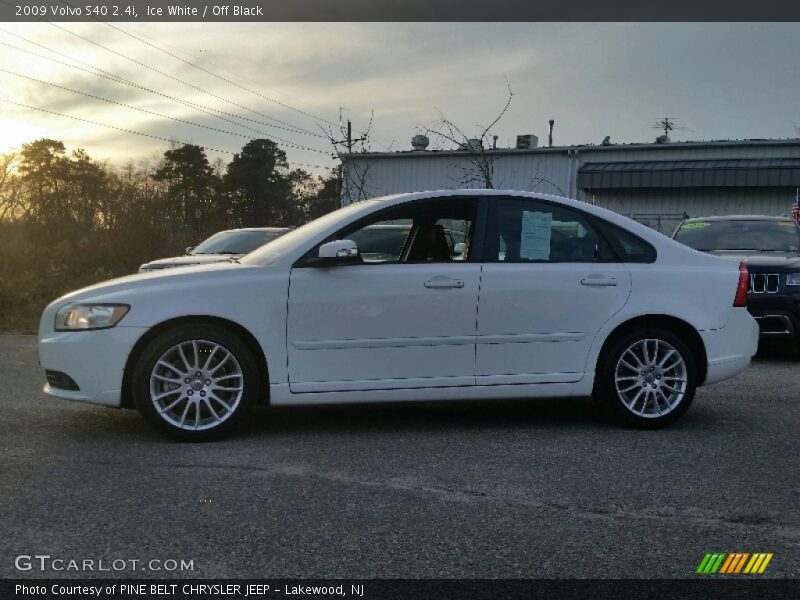 Ice White / Off Black 2009 Volvo S40 2.4i