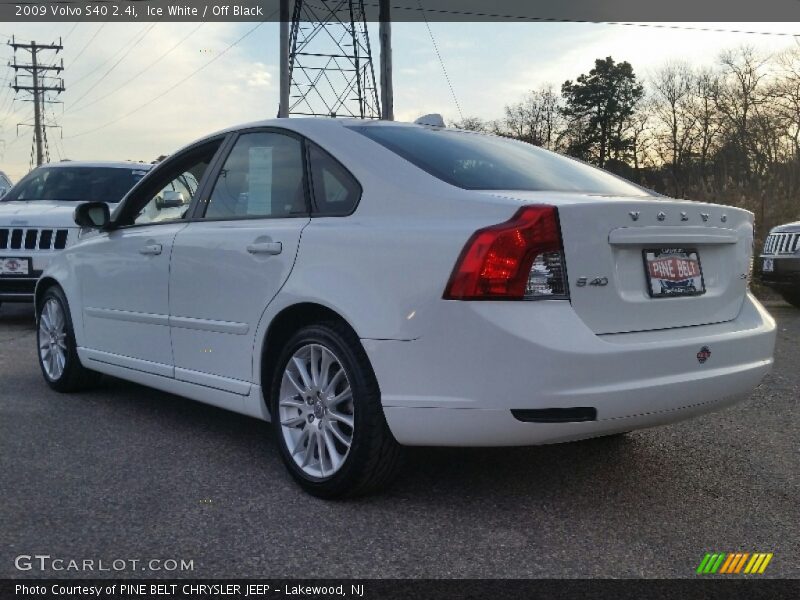 Ice White / Off Black 2009 Volvo S40 2.4i