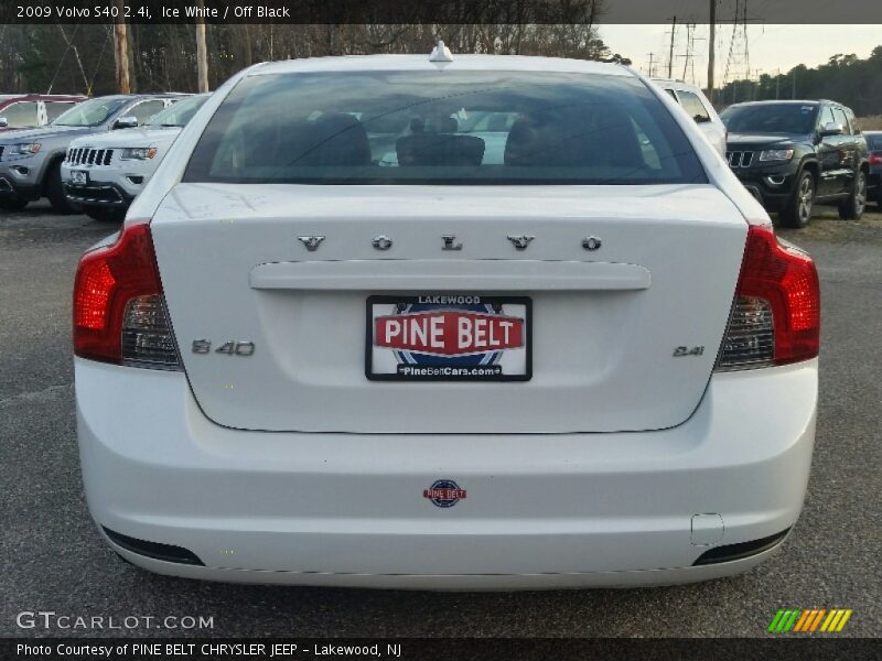 Ice White / Off Black 2009 Volvo S40 2.4i