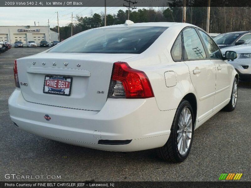 Ice White / Off Black 2009 Volvo S40 2.4i