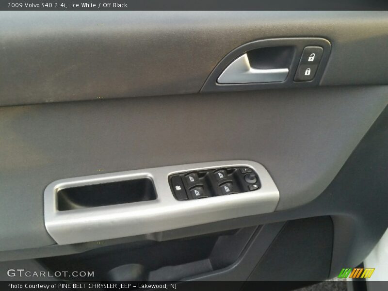 Ice White / Off Black 2009 Volvo S40 2.4i