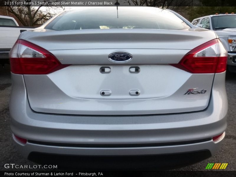 Ingot Silver Metallic / Charcoal Black 2016 Ford Fiesta S Sedan