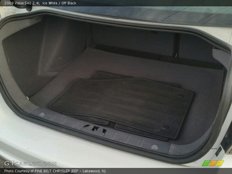Ice White / Off Black 2009 Volvo S40 2.4i