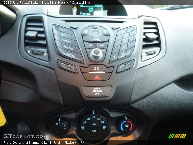 Ingot Silver Metallic / Charcoal Black 2016 Ford Fiesta S Sedan
