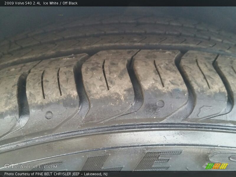 Ice White / Off Black 2009 Volvo S40 2.4i