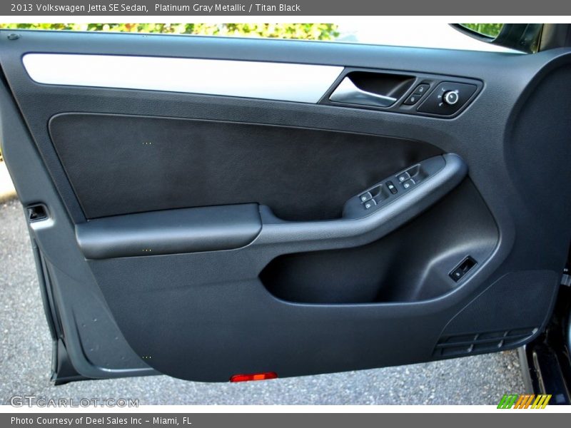 Platinum Gray Metallic / Titan Black 2013 Volkswagen Jetta SE Sedan
