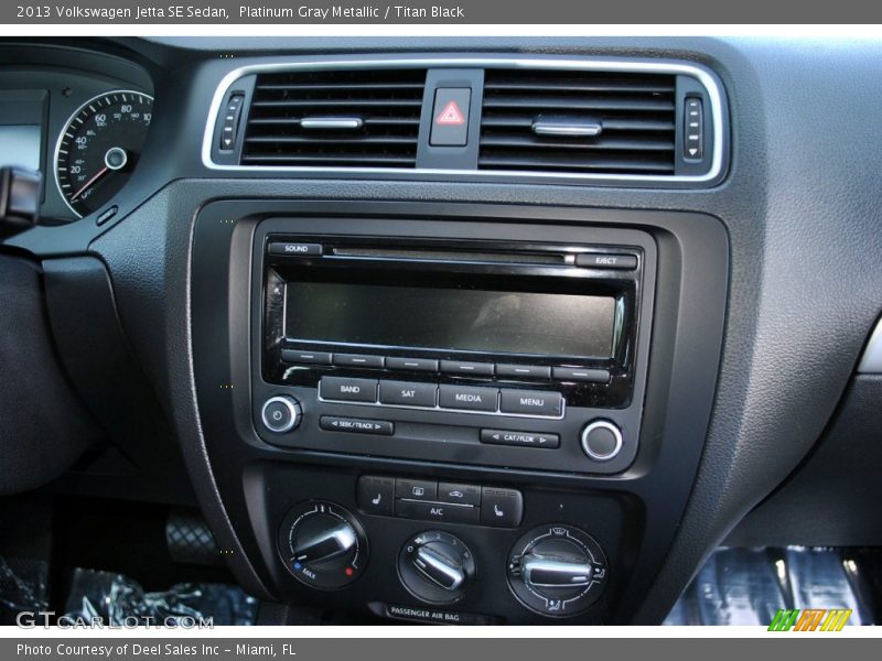 Platinum Gray Metallic / Titan Black 2013 Volkswagen Jetta SE Sedan