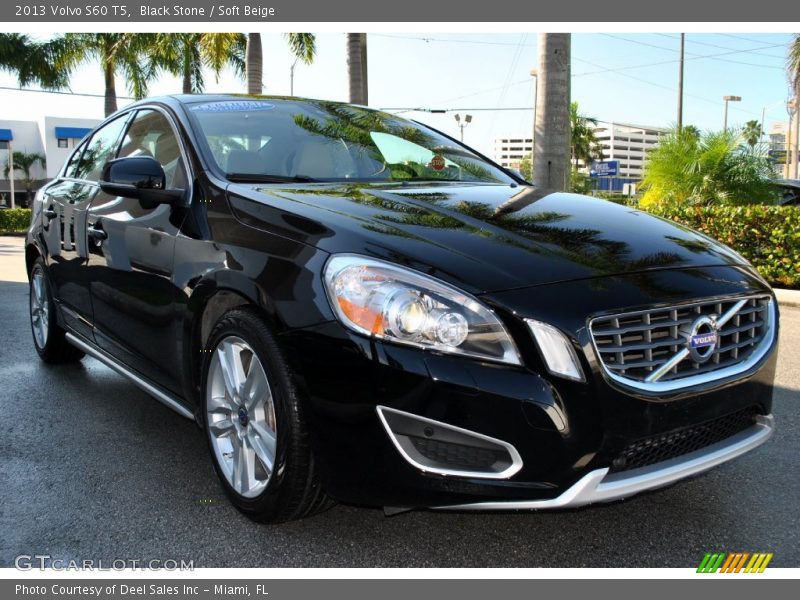 Front 3/4 View of 2013 S60 T5