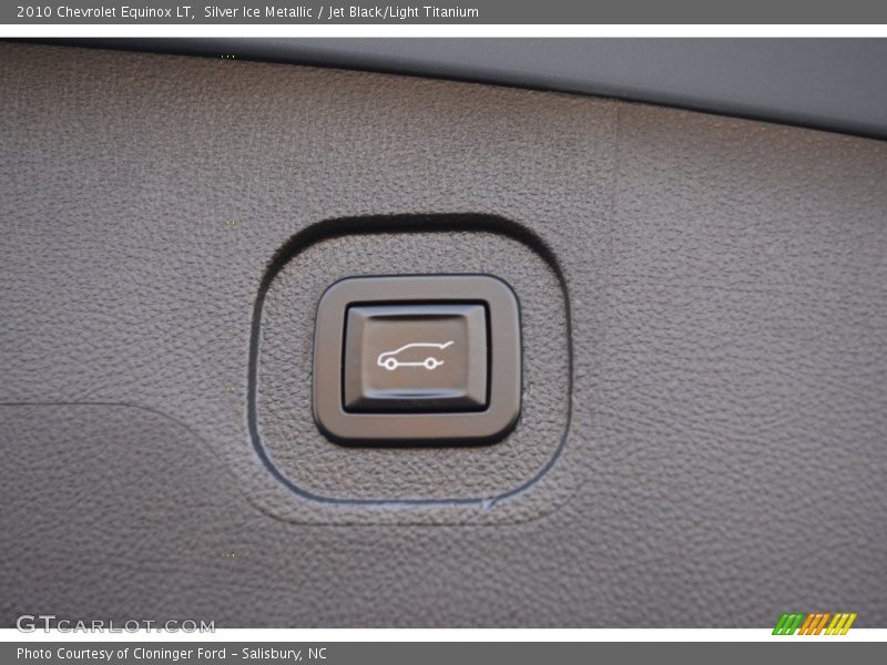 Silver Ice Metallic / Jet Black/Light Titanium 2010 Chevrolet Equinox LT