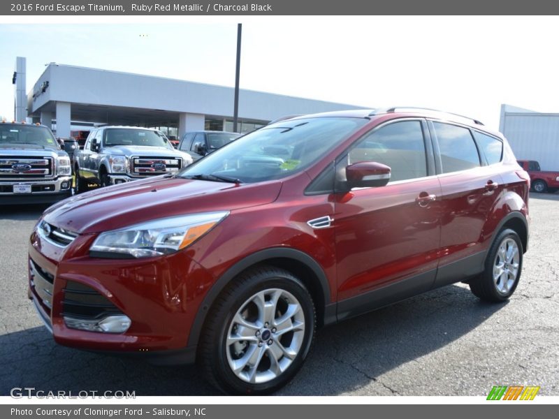 Front 3/4 View of 2016 Escape Titanium