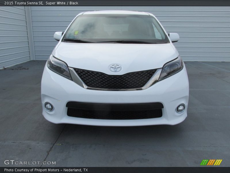 Super White / Black 2015 Toyota Sienna SE