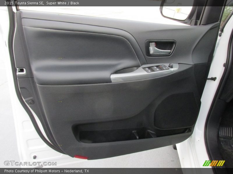 Super White / Black 2015 Toyota Sienna SE