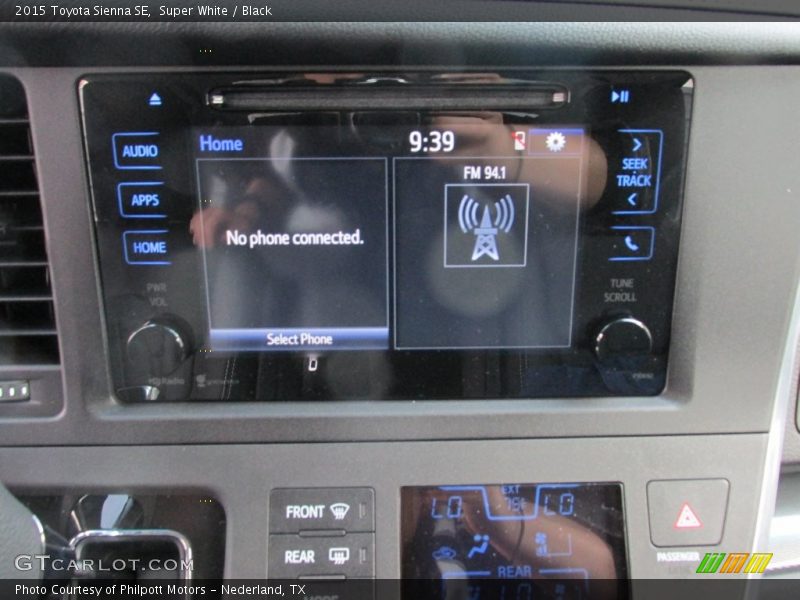 Super White / Black 2015 Toyota Sienna SE