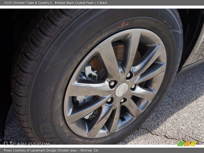 Brilliant Black Crystal Pearl / S Black 2016 Chrysler Town & Country S
