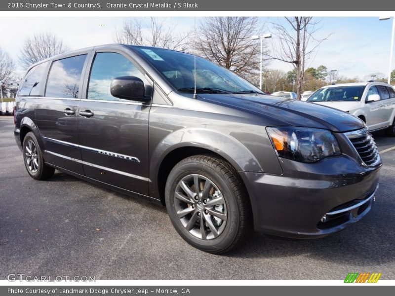 Front 3/4 View of 2016 Town & Country S