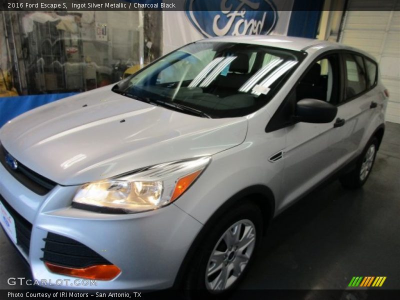 Ingot Silver Metallic / Charcoal Black 2016 Ford Escape S